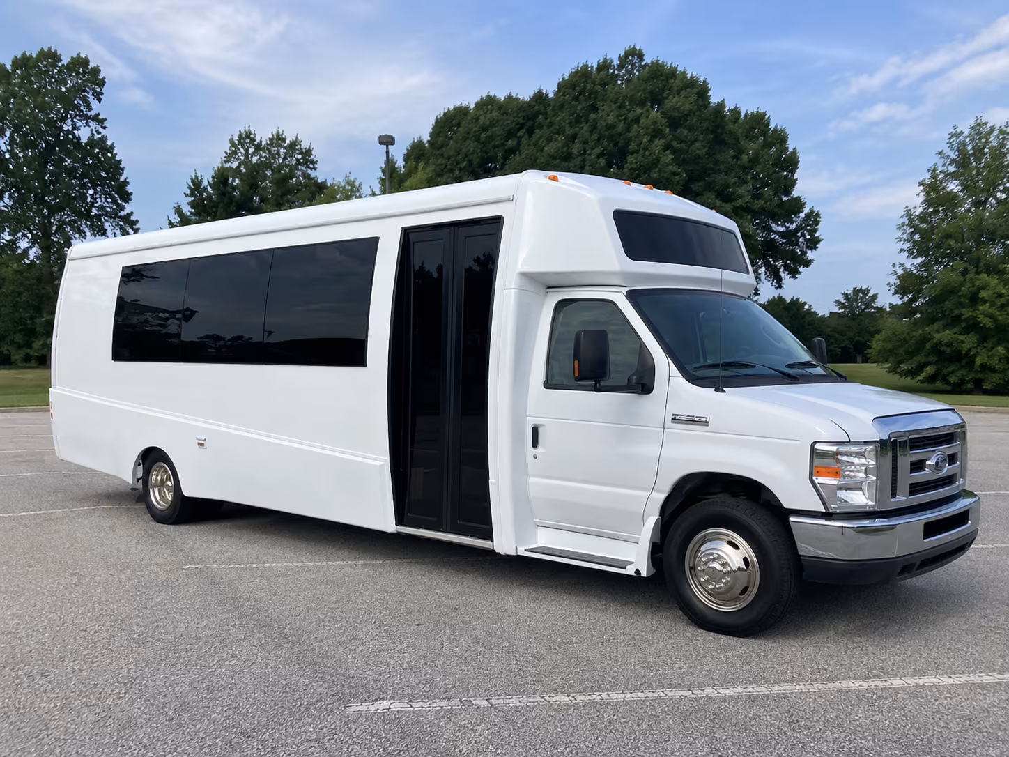 wilmington 18 passenger party bus