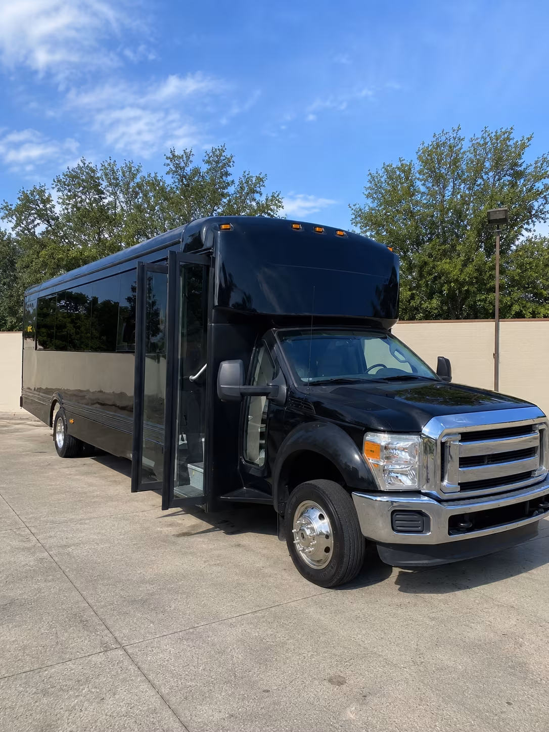 wilmington 20 passenger party bus