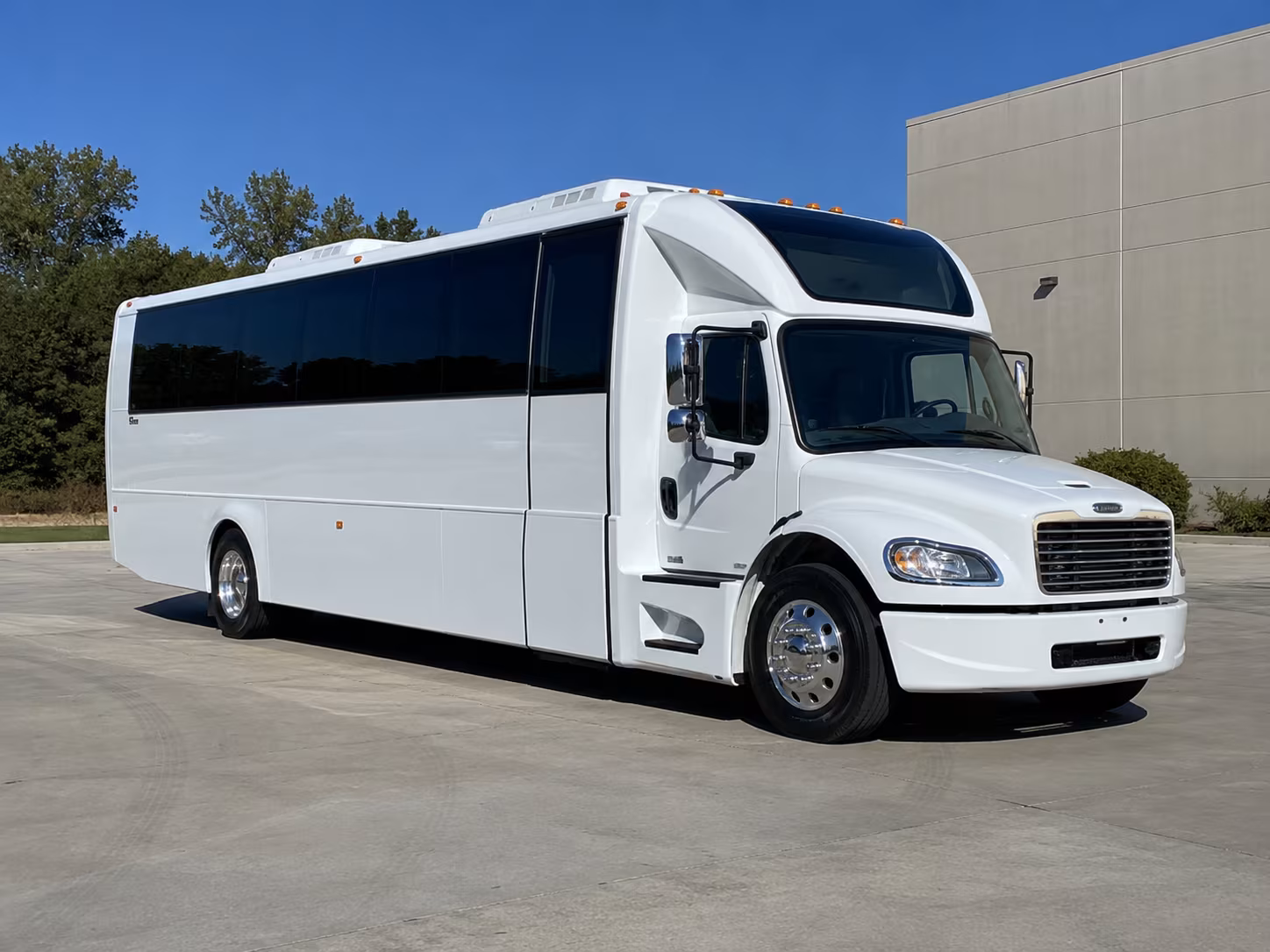 wilmington 28 passenger party bus